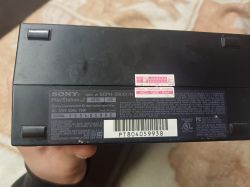 Zdjęcie etykiety na spodzie konsoli Sony PlayStation 2 z modelu SCPH-39001.