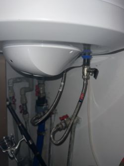 Fragment instalacji hydraulicznej z zaworem kulowym i wężykami połączeniowymi.