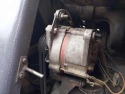 Alternator zamontowany w komorze silnika.