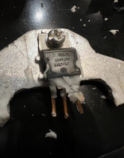 Regulator napięcia na alternatorze z widocznym napisem Bosch.