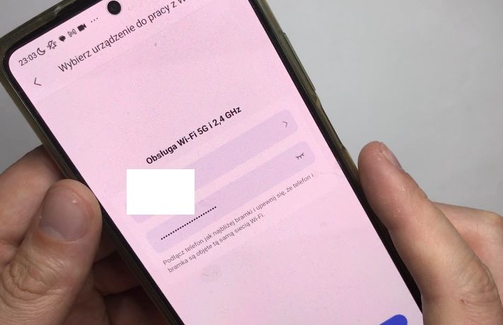 Ekran telefonu pokazujący konfigurację Wi-Fi z zaznaczoną siecią i polem hasła