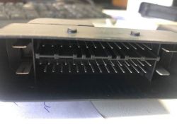 Ferrari 458 - Piny żeńskie złącza wtyczki modułu zawieszenia.