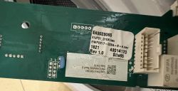 Zbliżenie modułu sterującego pralko-suszarki z widocznym oznaczeniem E43023065 i przewodami.