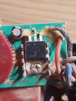 Zbliżenie na kontroler obrotów szlifierki Parkside z widocznymi elementami elektronicznymi.