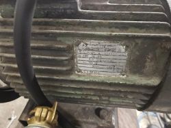 Tabliczka znamionowa silnika elektrycznego VEB KMR 112 M4 o mocy 5,5 kW