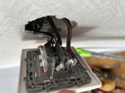 Jak podłączyć nowy żyrandol z 3 żarówkami do starej instalacji elektrycznej?