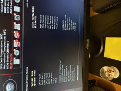 Ekran BIOS komputera z opcjami konfiguracji i informacjami systemowymi.