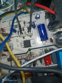 Zbliżenie na płytkę drukowaną z przewodami i elementami elektronicznymi.