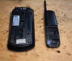 Wnętrze telefonu stacjonarnego bezprzewodowego - Panasonic KX-TC1001 - 1999 rok Wnętrze telefonu stacjonarnego bezprzewodowego - Panasonic KX-TC1001 - 1999 rok