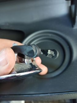 Mini cooper R50, pęknięte zamknięcie schowka pasażera.