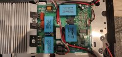 Zbliżenie na płytę elektroniczną z kilkoma kondensatorami.