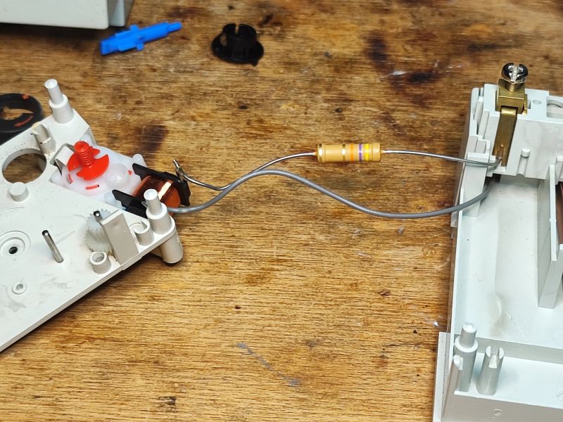 Wnętrze mechanicznego programatora czasowego Theben z widocznym mechanizmem i rezystorem.