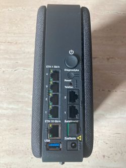 Widok na panel tylni routera Funbox 10 z różnymi portami, w tym ETH 10 GbE.