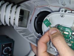 Zbliżenie na moduł RF podłączony do stacji pogodowej.