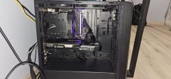 Wnętrze komputera stacjonarnego z podzespołami, w tym karta graficzna MSI GeForce RTX.