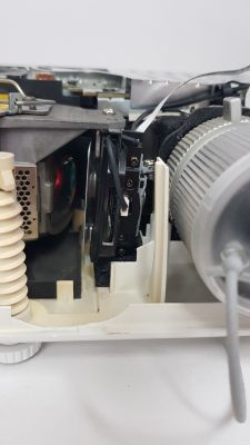 Projektor Acer H6510BD - Element między lampą a obiektywem powodujący hałas i wibracje