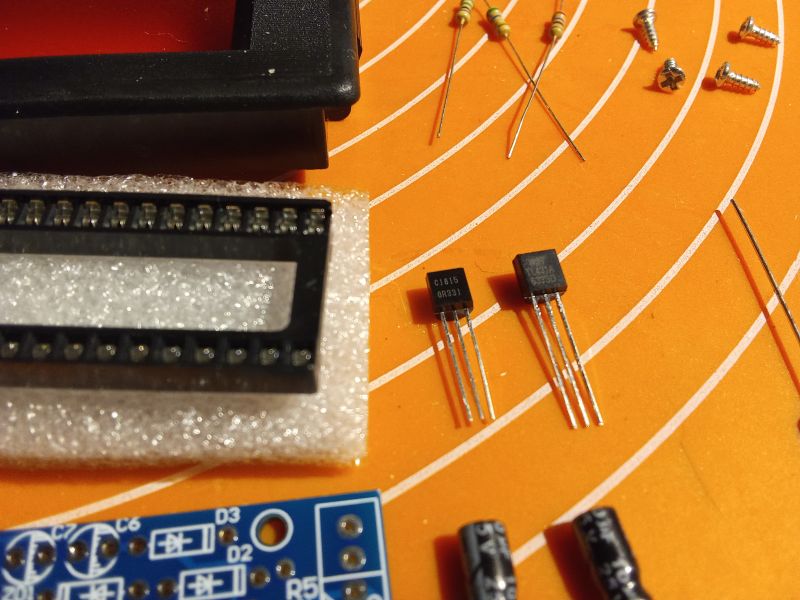 Jak złożyć woltomierz panelowy DIY z układem ICL 7107 z AliExpress? Sprawdzamy dokładność.