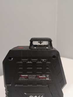 Tył lasera Parkside 360 Performance z widocznym elementem optycznym.