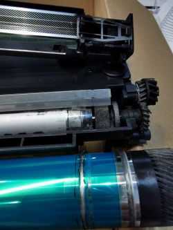 Konica 282: Błąd C2557, drukowanie czarnych stron mimo wymiany części, utwardzony toner