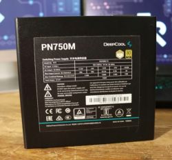 Tabliczka znamionowa zasilacza DeepCool PN750M z detalami technicznymi