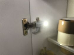 Lampki LED do szafy montowane na zawias - małe i praktyczne