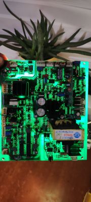 Podświetlona płytka PCB z widocznymi układami scalonymi i transformatorem