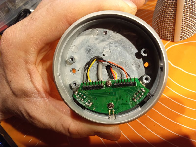 Widok wnętrza dolnej części obudowy mikrofonu SAMSON G Track z widoczną płytką drukowaną i przewodami.