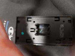 Zbliżenie na tylną część czarnego komponentu elektronicznego z pinami złącza