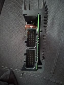 Jaki model wzmacniacza jest widoczny na zdjęciu i jakie kable do niego dobrać?