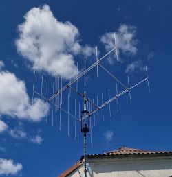 Antena kierunkowa na tle nieba z chmurami