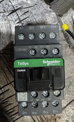 Stycznik TeSys Schneider Electric z oznaczeniami terminali.