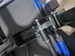 Mechanizm oparcia fotela gamingowego z widocznymi śrubami i częścią regulacyjną.