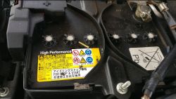 Mazda 3 - Uszkodzone korki akumulatora: przyczyna, ryzyko i konieczność wymiany