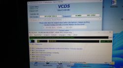 Ekran laptopa z otwartym oprogramowaniem VCDS pokazującym kodowanie dla Seat Ibiza.