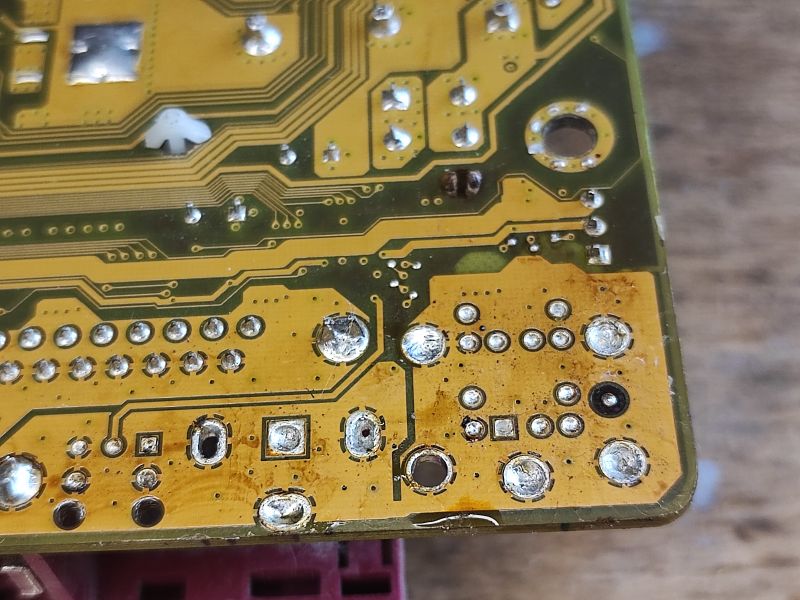 Zbliżenie na płytkę PCB z lutami i wyprowadzeniami