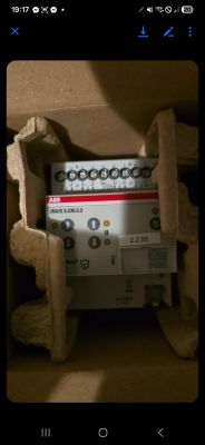 Moduł ABB KNX JRA/S 2.230.2.2 w pudełku, widoczne zaciski i przyciski