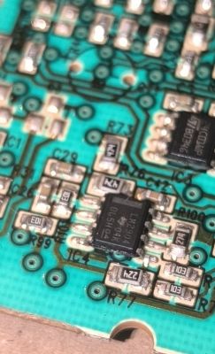 Płytka drukowana z widocznymi elementami elektronicznymi, w tym wzmacniacz LM2904.