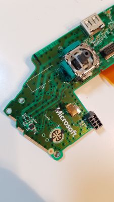 Kontroler Xbox One S - sygnał analogu aktywny tylko po naciśnięciu przycisku