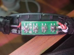 Otwarty panel sterowania z przyciskami do lampki LED.