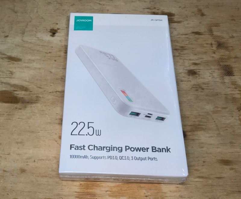 Pudełko powerbanka Joyroom JR-QP194 z informacją o szybkim ładowaniu 22.5W