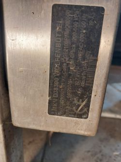 Tabliczka informacyjna pieca konwekcyjno-parowego MKN CGE210001 z danymi technicznymi.