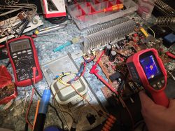Prace naprawcze na płytce PCB z użyciem miernika cyfrowego i kamery termowizyjnej