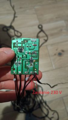 Płytka drukowana z zaznaczonym wejściem zasilania 230 V i przewodami do LED