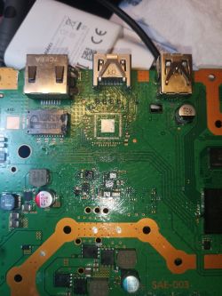 Playstation 4 Slim - poszukiwany kondensator SMD na płycie SAE003 obok skalera obrazu