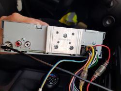 Podłączenie linii wzbudzenia wzmacniacza do radia JVC KD-T402 - nieprawidłowy montaż