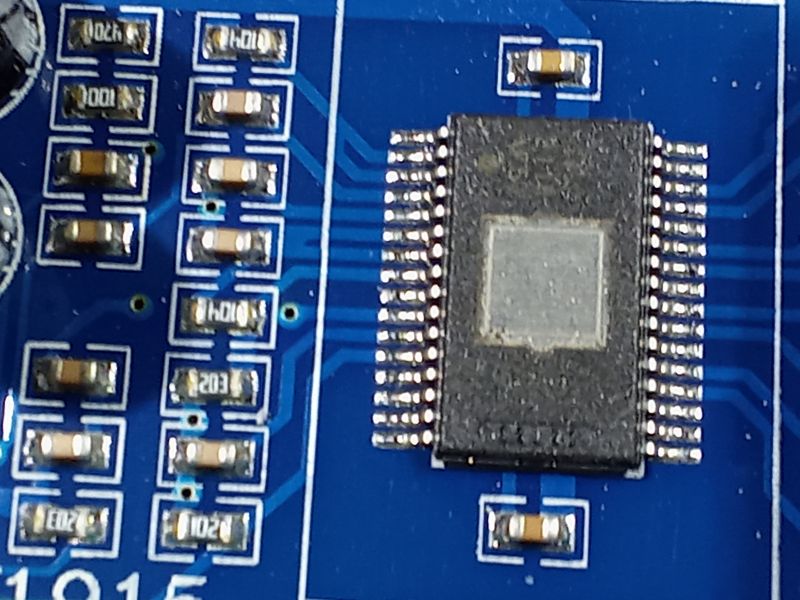 Zbliżenie na płytkę drukowaną z elementami elektronicznymi.