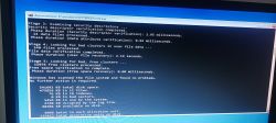 Okno wiersza poleceń systemu Windows ze skanowaniem systemu.