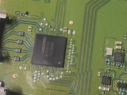 Zbliżenie na układ Panasonic MN864729 na płycie głównej konsoli PS4 Slim
