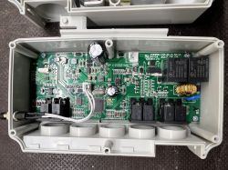 Synchronizacja dwóch siłowników meblowych z osobnymi sterownikami. Chętnie zapłacę za usługę:)