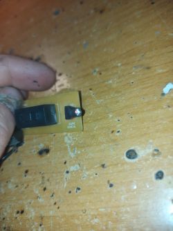 Odkurzacz Bosch z zregenerowaną baterią na ogniwach Sony: czerwona dioda i grzejąca się dioda prosto